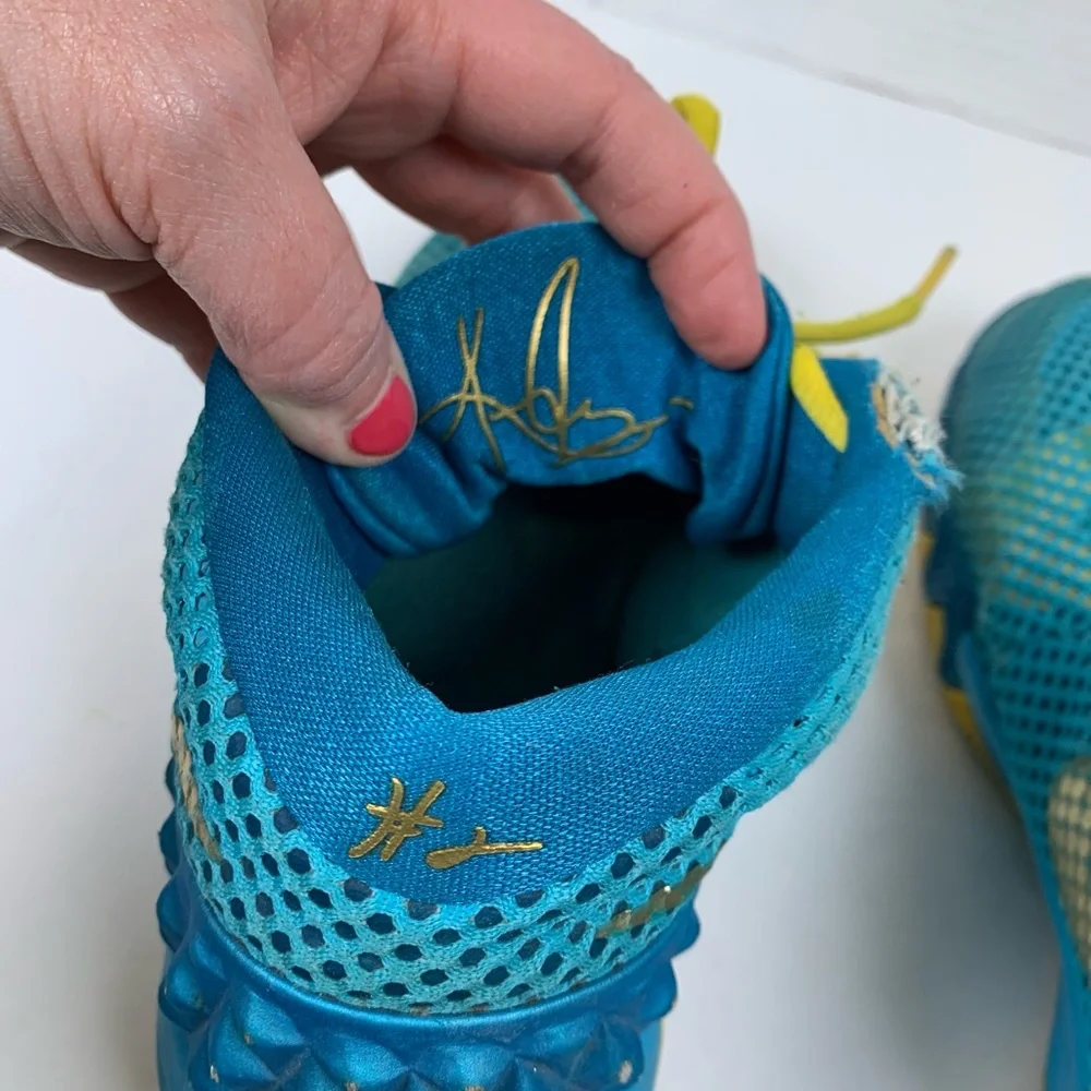 Nike Youth Kyrie 1 Australia Basketball Shoes Size 7Y Blue 717219-494 (S385)